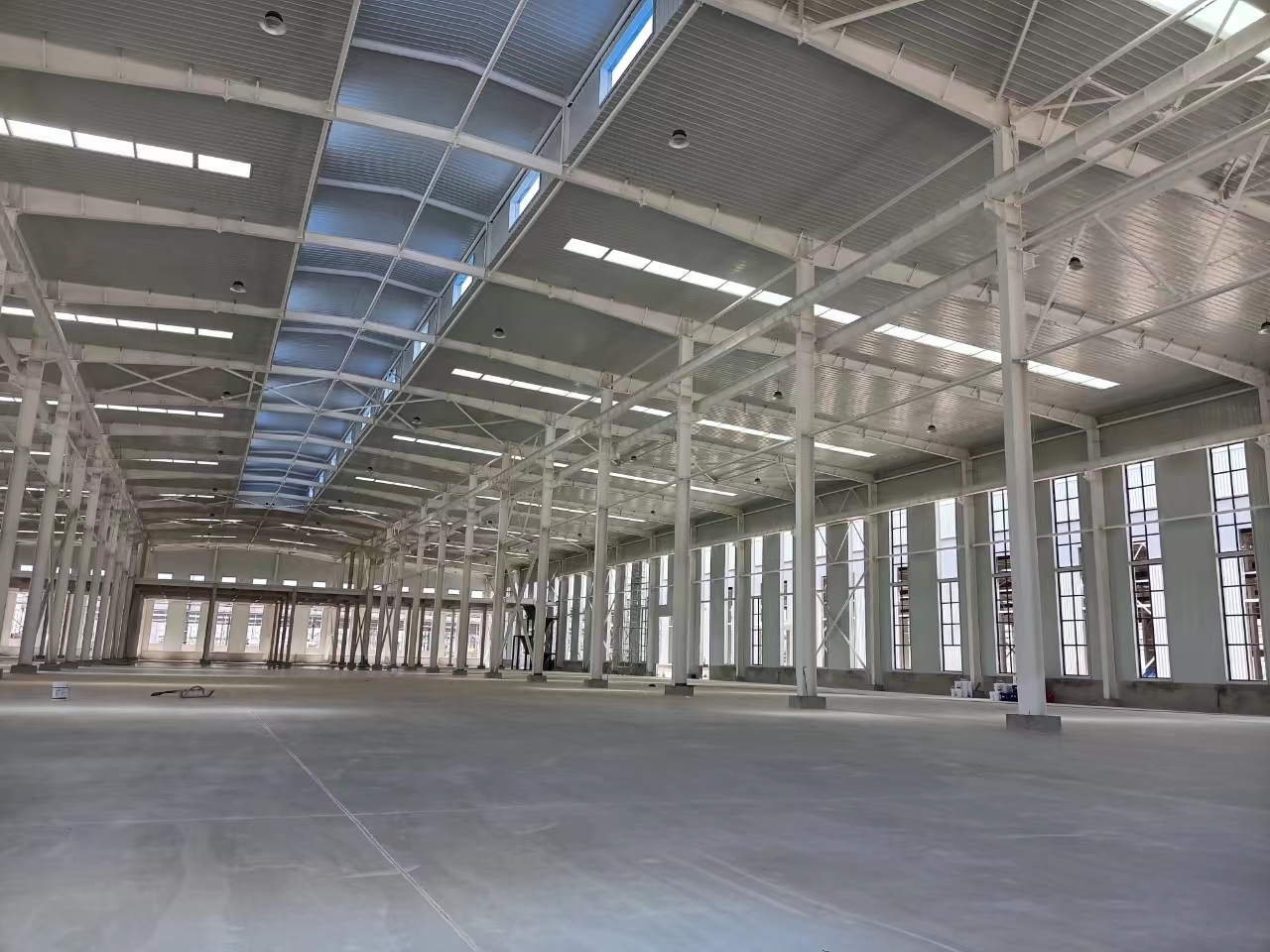 車間內(nèi)景帶天窗采光帶.jpg