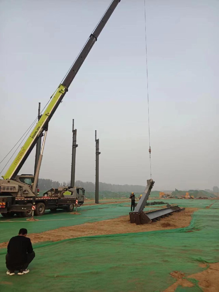 鋼柱進(jìn)場(chǎng)立柱