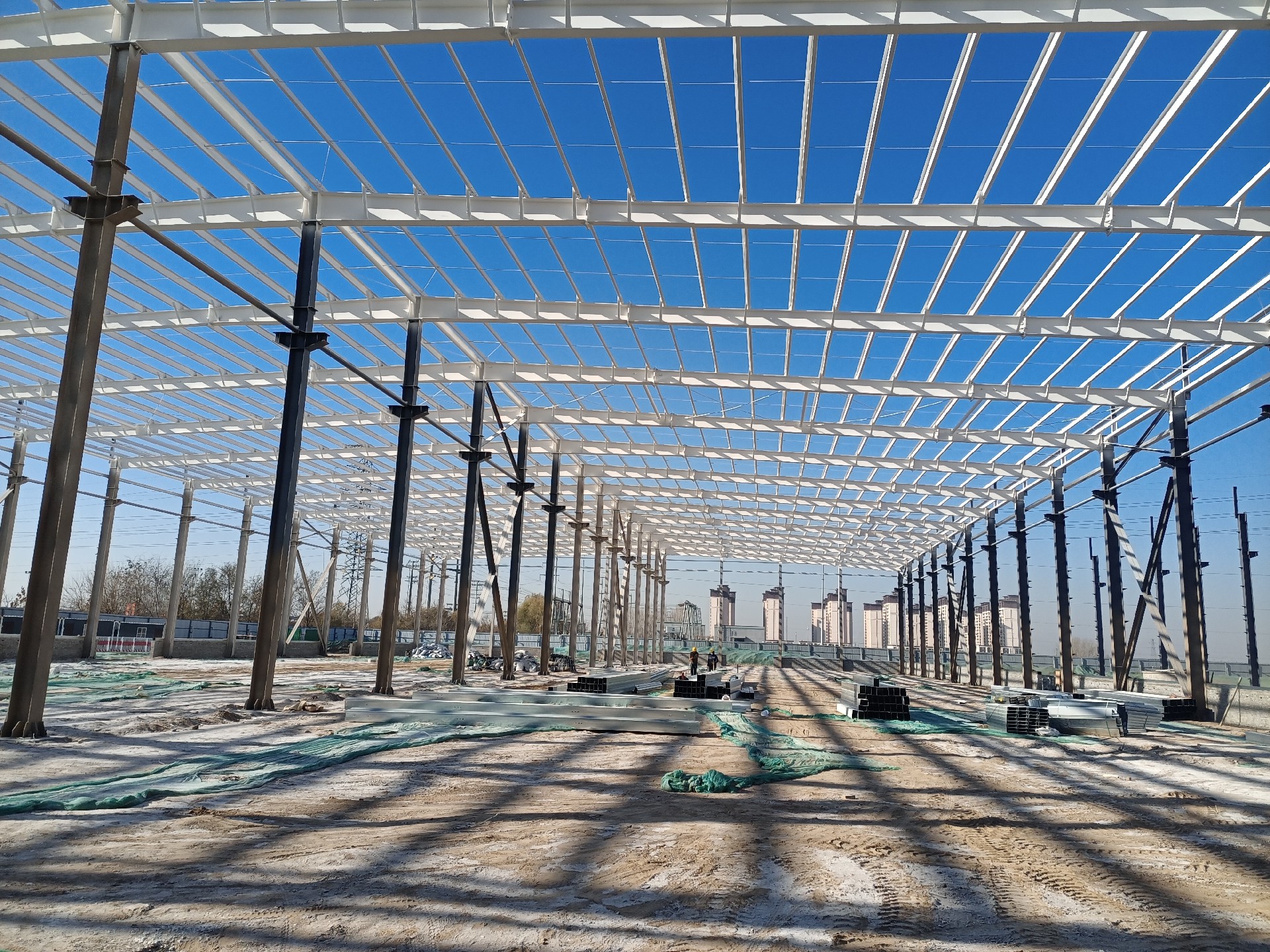 鋼結構車間噴防火涂料 ，衡水鋼結構廠家，衡水鋼結構廠，衡水鋼結構廠房，衡水廠房車間加工，金鼎鋼構，衡水鋼結構加工廠，金鼎鋼結構，激光切割加工鋼結構，機械手焊接鋼結構