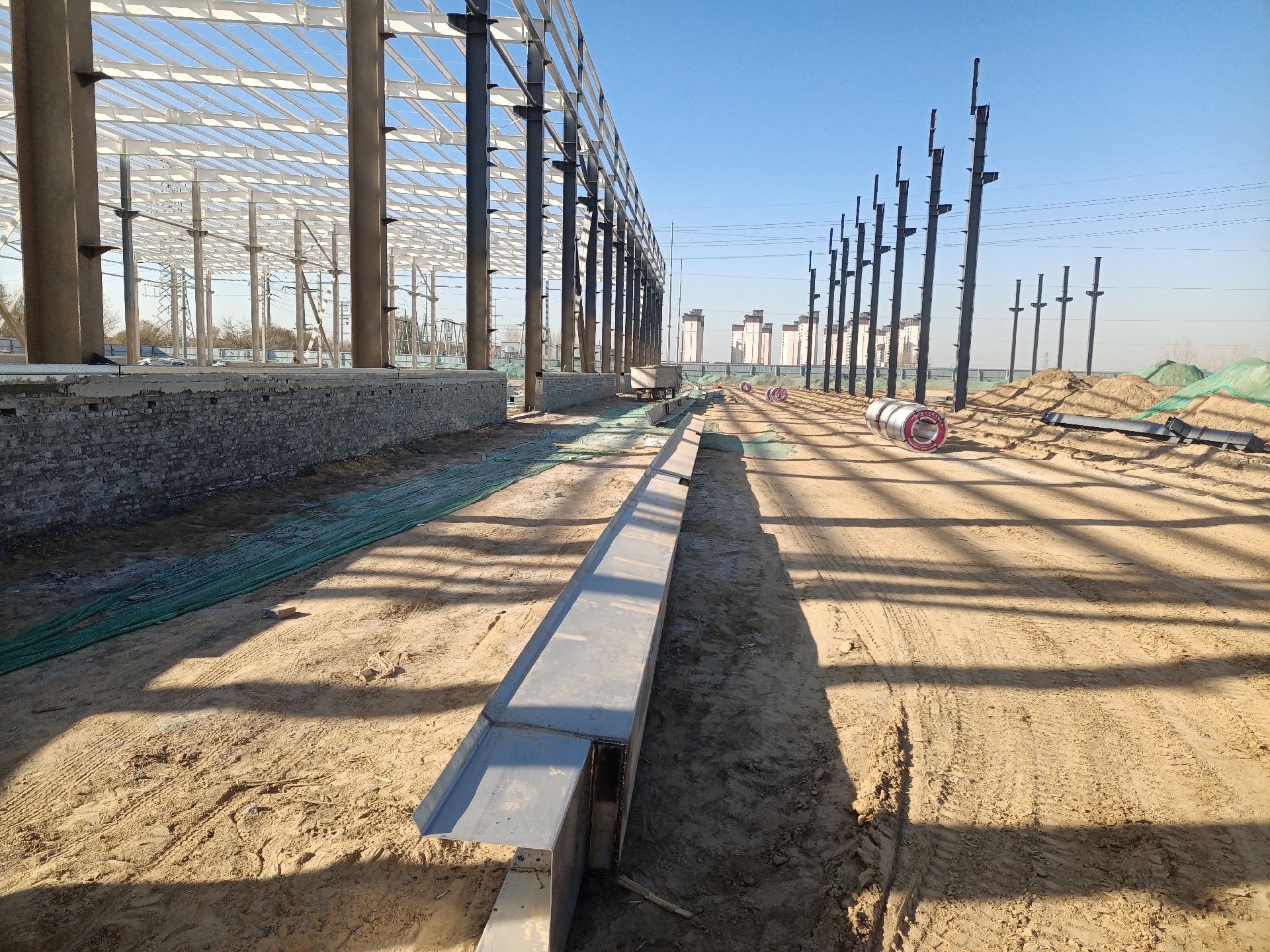 鋼結構不銹鋼天溝，衡水鋼結構廠家，衡水鋼結構廠，衡水鋼結構廠房，衡水廠房車間加工，金鼎鋼構，衡水鋼結構加工廠，金鼎鋼結構，激光切割加工鋼結構，機械手焊接鋼結構