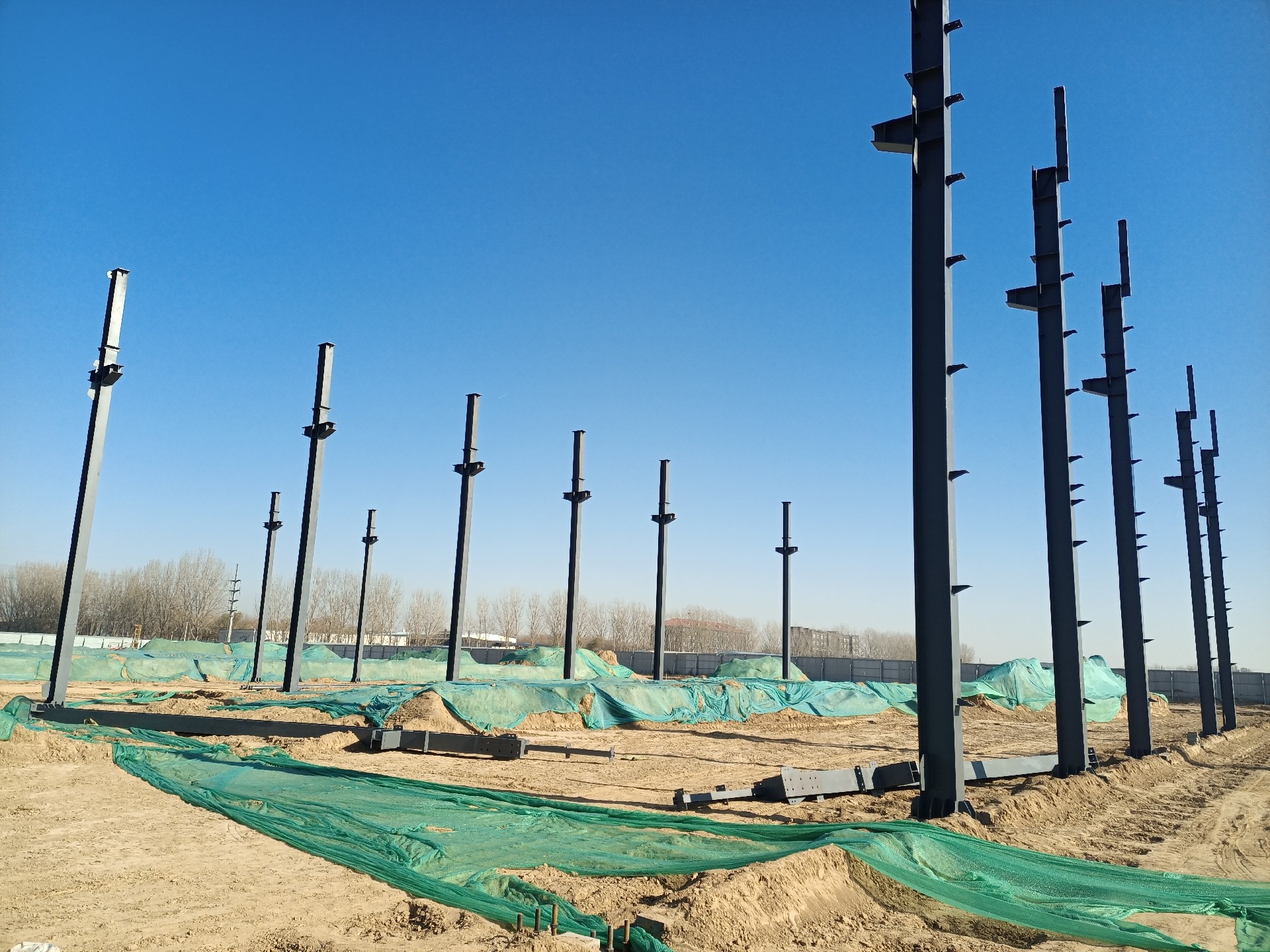 鋼結構立柱施工，衡水鋼結構廠家，衡水鋼結構廠，衡水鋼結構廠房，衡水廠房車間加工，金鼎鋼構，衡水鋼結構加工廠，金鼎鋼結構，激光切割加工鋼結構，機械手焊接鋼結構