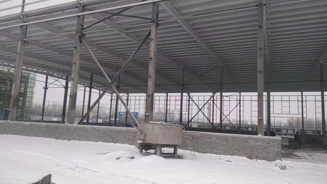 衡水鋼結構,衡水鋼結構廠,衡水鋼結構廠房,衡水鋼結構廠家，衡水廠房車間加工，衡水鋼結構--金鼎鋼構廠雪景工地