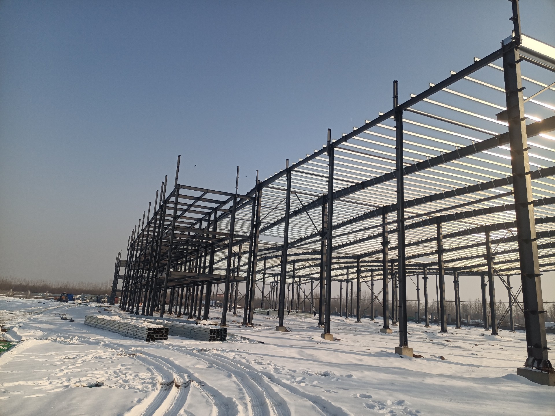 鋼結(jié)構(gòu)，鋼結(jié)構(gòu)工程，衡水鋼結(jié)構(gòu)廠家，鋼結(jié)構(gòu)加工廠，鋼結(jié)構(gòu)車(chē)間，金鼎鋼構(gòu)，雪地里的工地
