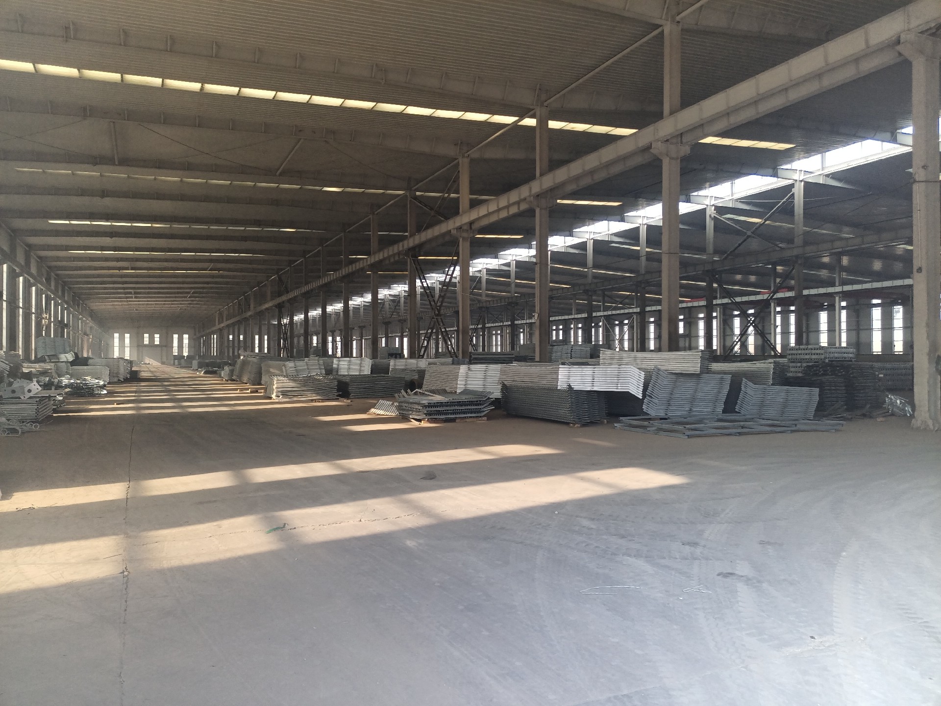 鋼結(jié)構(gòu)廠房  大跨度鋼結(jié)構(gòu)廠房 鋼結(jié)構(gòu)廠房內(nèi) 車間內(nèi)景 衡水鋼結(jié)構(gòu)廠房 衡水鋼結(jié)構(gòu).jpg