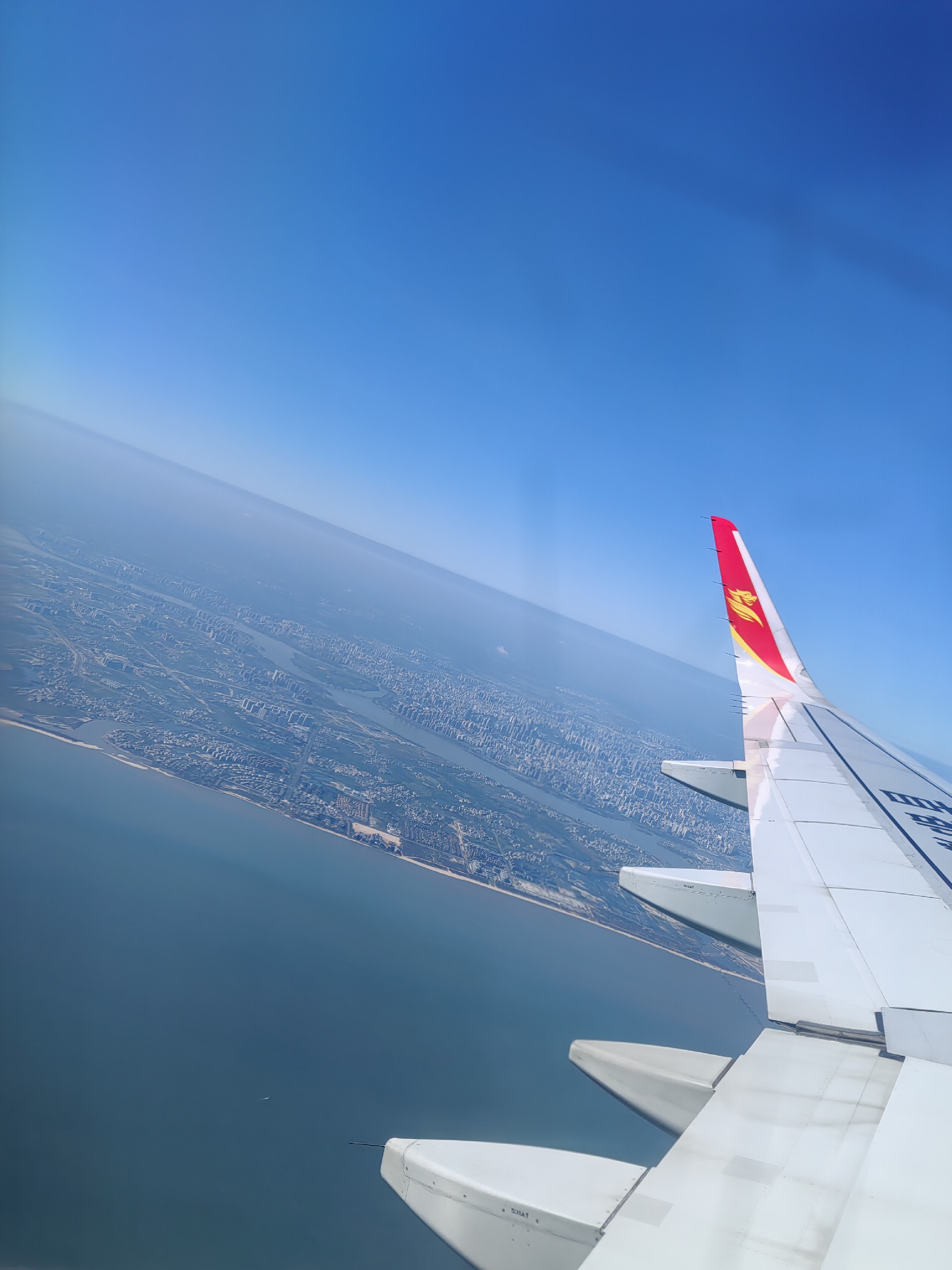 廠房鋼構(gòu)**廠家 鋼構(gòu)工程人俯瞰海南?？?jpg