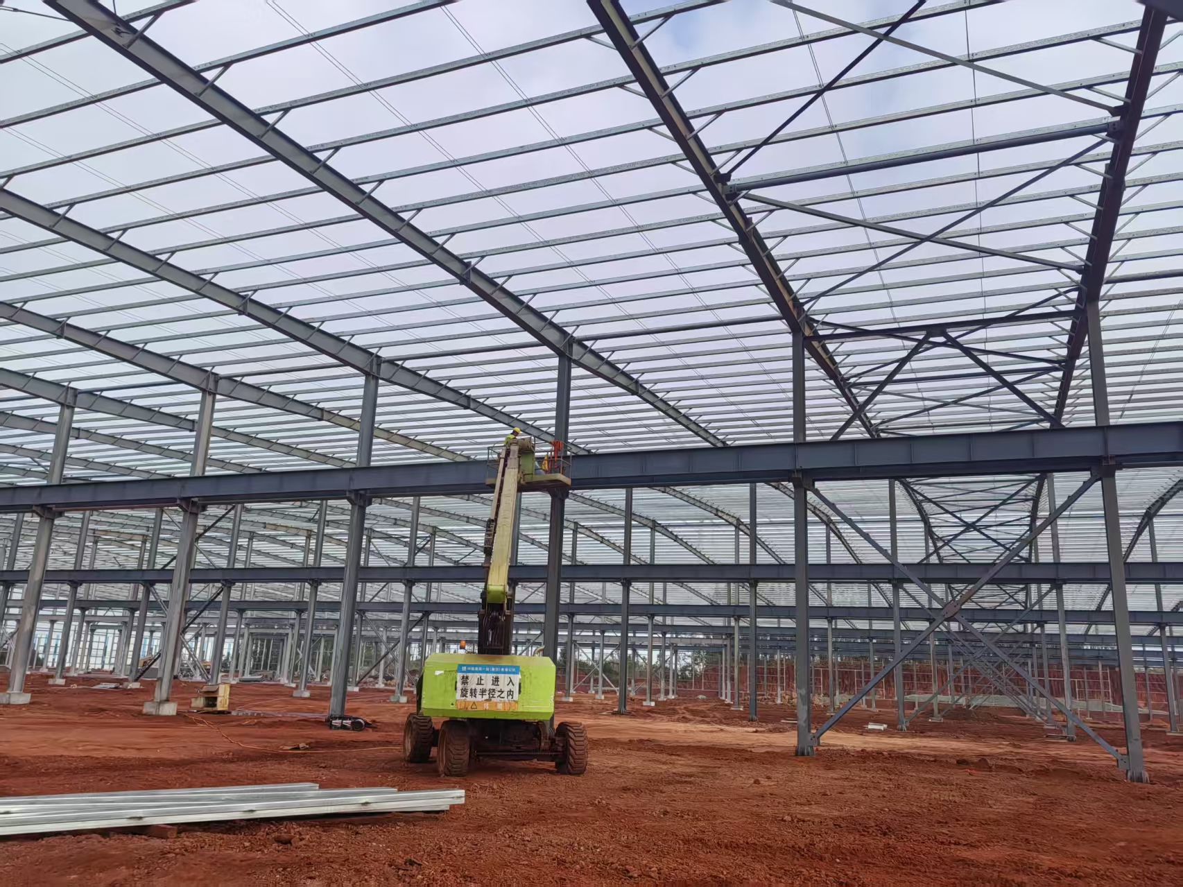 鋼結(jié)構(gòu)廠家金鼎鋼構(gòu)13131801767  頂檁條安裝完成.jpg